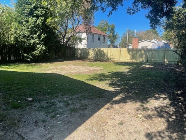 Building Photo - 3 Bedroom/2 Bath Home in Kingsport, TN $1650 with fenced-in yard & lawn care included!