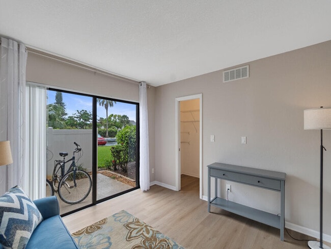 Building Photo - 3206 S Lakeview Cir