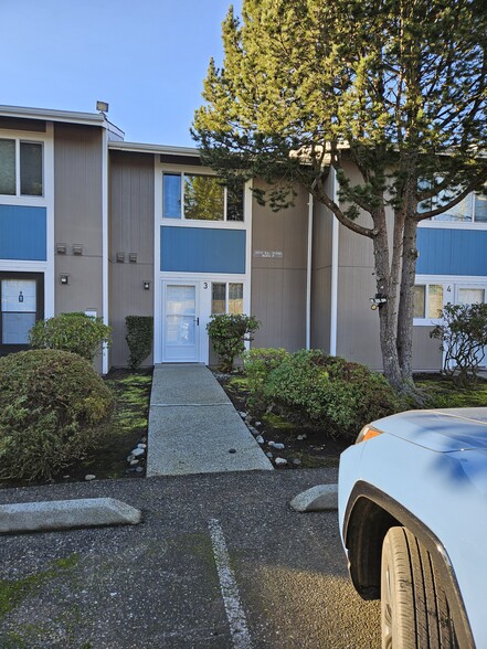 Center Unit in Quite 5 plex with 2 parting spaces right in front - 10521 SE 252nd St