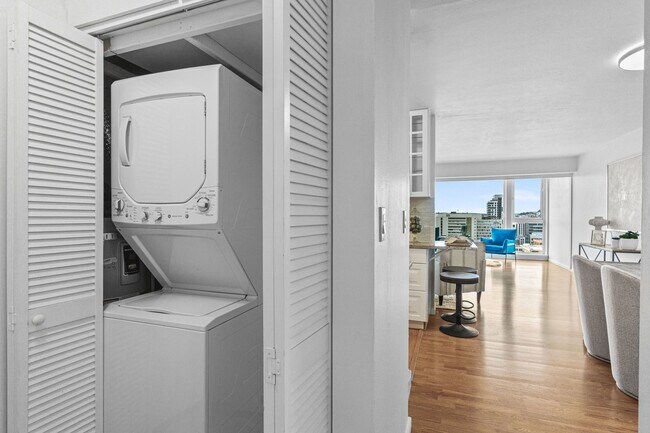 Building Photo - 1-Bed, 1-Bath 818sqft Condo in Capitol Hill for Rent — Parking, In-Unit Washer/Dryer & Space Need...