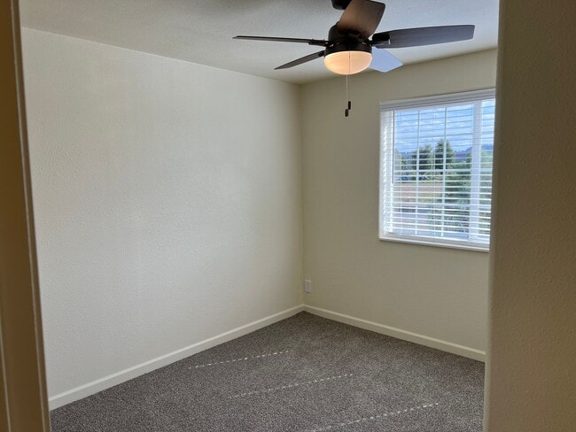 Building Photo - Updated 3 bedroom 1.5 bath duplex!