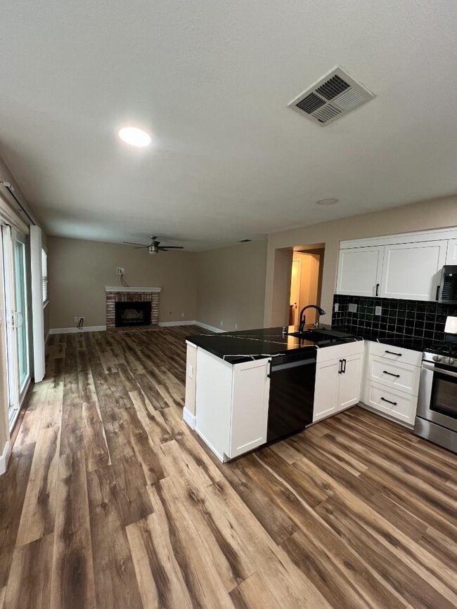 Building Photo - 827 Notre Dame Dr