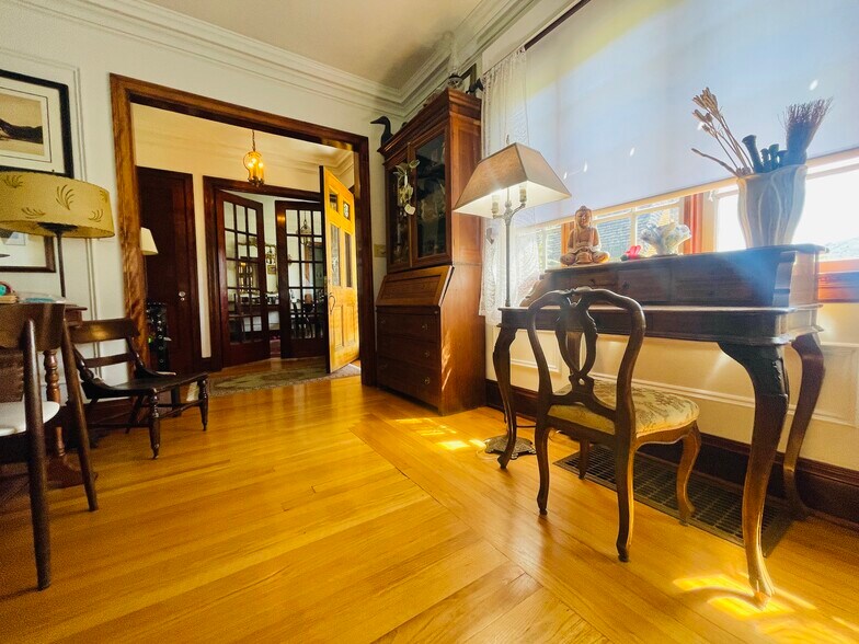 Showing off all the fabulous woodworking & doors & windows. - 483 Boulevard