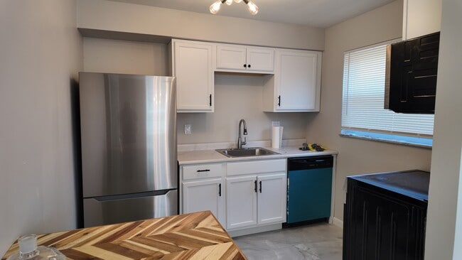 Building Photo - Stylishly Updated 2-Bedroom Apartment in the Heart of Pleasant Ridge