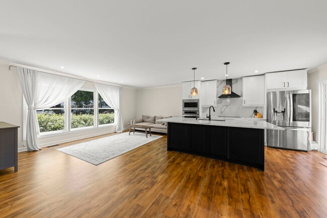 Building Photo - 215 Longridge Ct