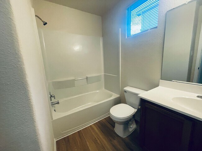 Building Photo - 4 bed 2 bath home in Huning Ranch.