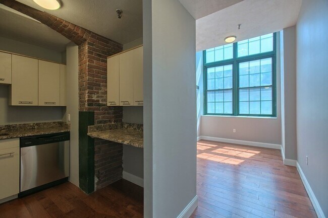 Building Photo - 200 Market St