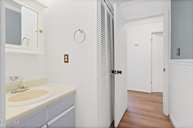 Building Photo - 25A Pine Ln