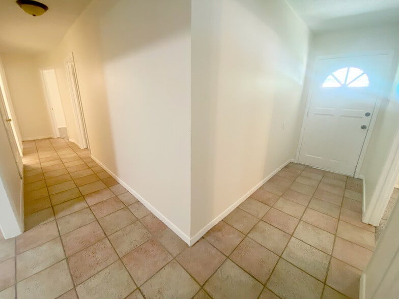 Entryway & Hallway - 703 Lee St