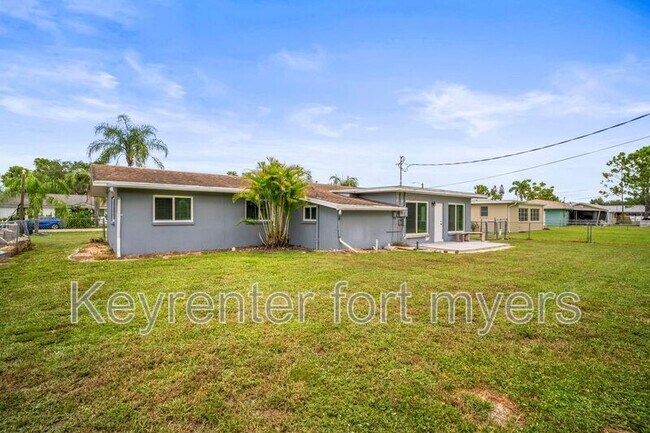 Building Photo - 2210 Parkview Dr