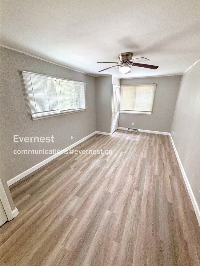 Building Photo - Updated 3 Bedroom Home in St Louis / Pet F...