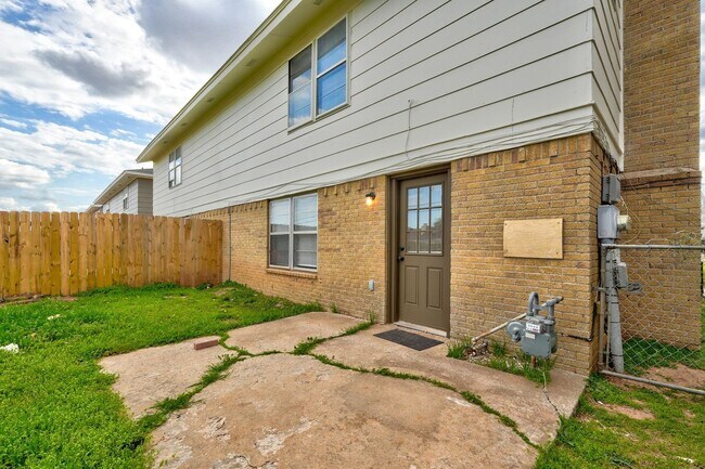 Building Photo - 3 bedroom 2.5 bath - NW Highway and Rockwell