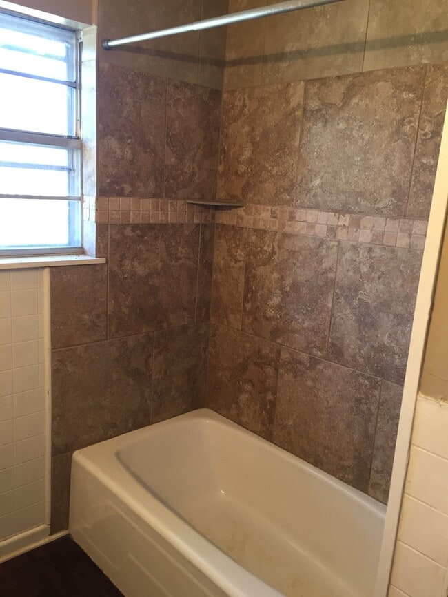 Building Photo - 3/1.5 pet friendly Gilmer
