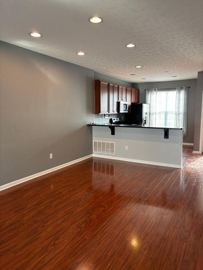 Building Photo - 2bdr, 1.5 bath Condo for rent in Beavercre...