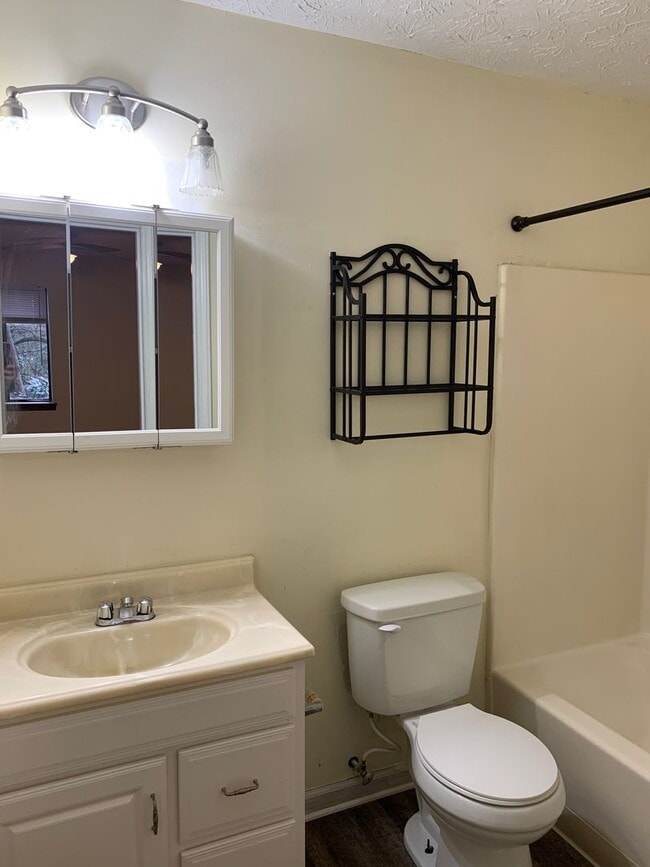 Building Photo - 1 Bedroom condo- Steps away from UGA! Available early August 2026