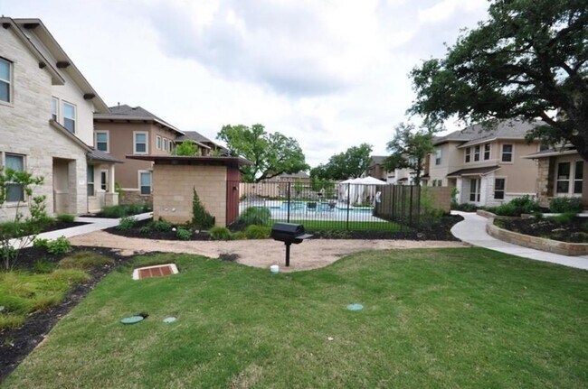 Building Photo - 13800 Lyndhurst St