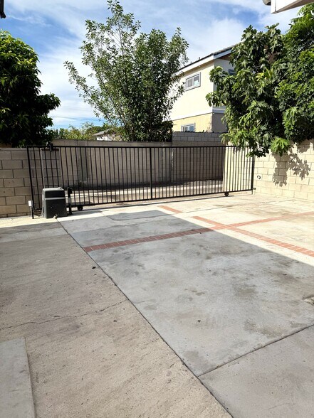 parking area - 10705 Dorothy Ave