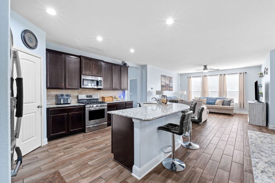 Building Photo - 6048 Akin Song