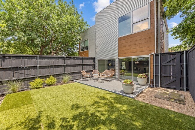 Building Photo - 4411 Roseland Ave