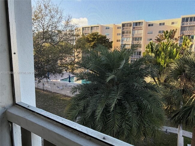 Building Photo - 901 NE 14th Ave