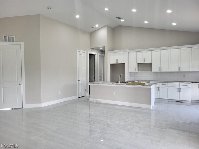 Building Photo - 654 NE 5th Pl