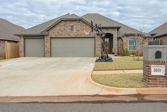 Building Photo - Spacious 4-Bedroom Home in Moore!