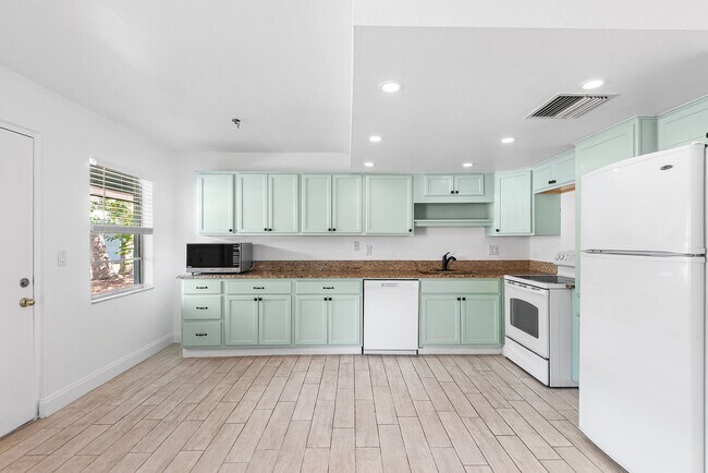 Building Photo - ST PETE APARTMENT FOR RENT!!