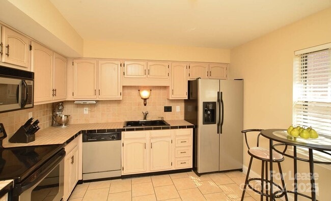 Building Photo - 8843 Hunter Ridge Dr