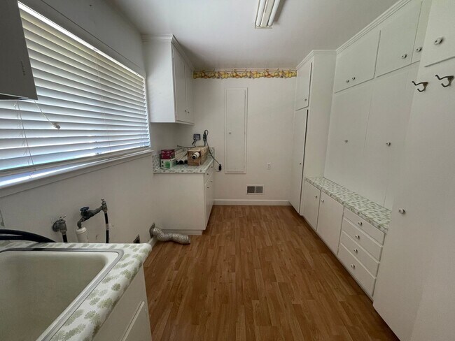 Building Photo - Custom home located next to Oakdale Country Club!