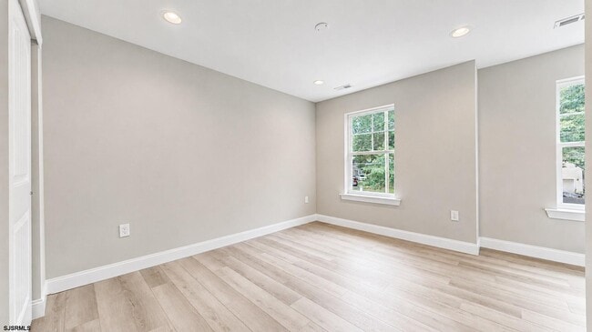 Building Photo - 456 S Nectar Ave