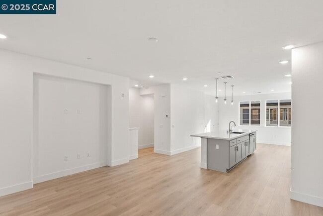 Building Photo - 725 Delve Ct