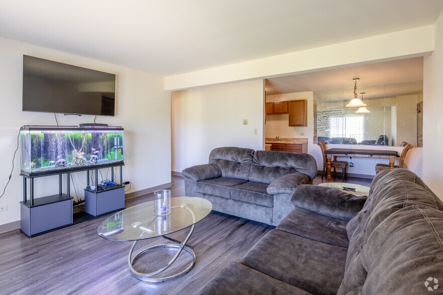 1BR, 1BA - 954SF - Woodstone Village Apartments