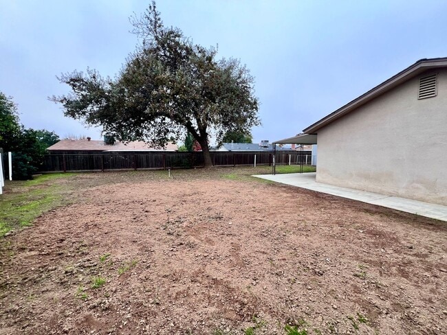 Building Photo - $2,495 Sierra & Cedar, 4 bedroom House - Fresno / Spacious Backyard / Fresh Paint / New Floors