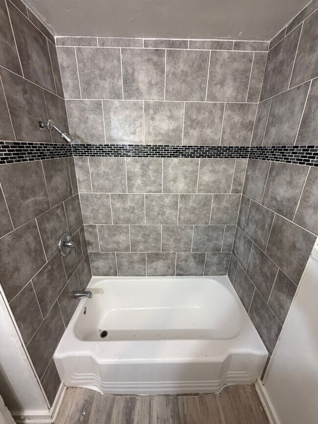 Building Photo - Beautiful 2 Bedroom home in Queensborough