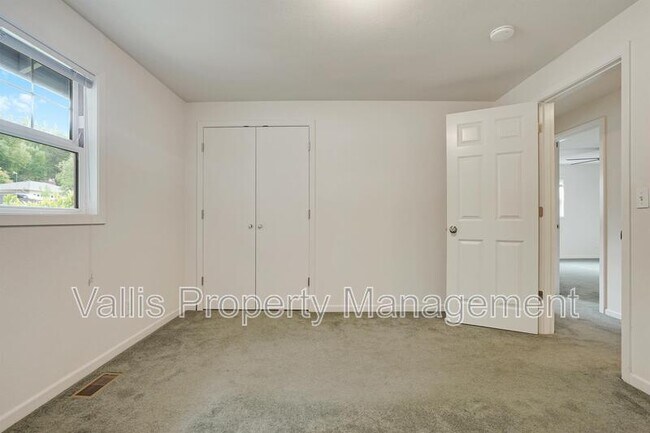 Building Photo - 3385 Camellia Dr S