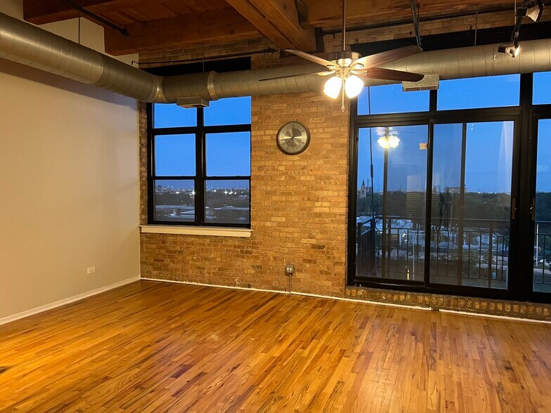 Building Photo - 1250 W Van Buren St