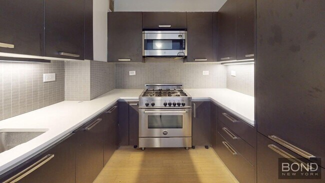 Building Photo - 222 E 39th St