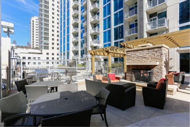 Building Photo - 400 S Tryon St