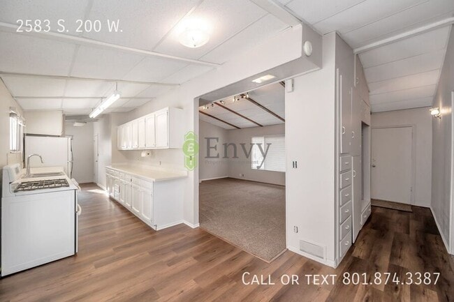 Building Photo - 2583 S 200 W