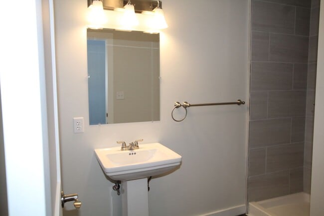 Building Photo - Beautifully remodeled and completed 1 bedroom apartment.  FREE MONTH OF RENT!*