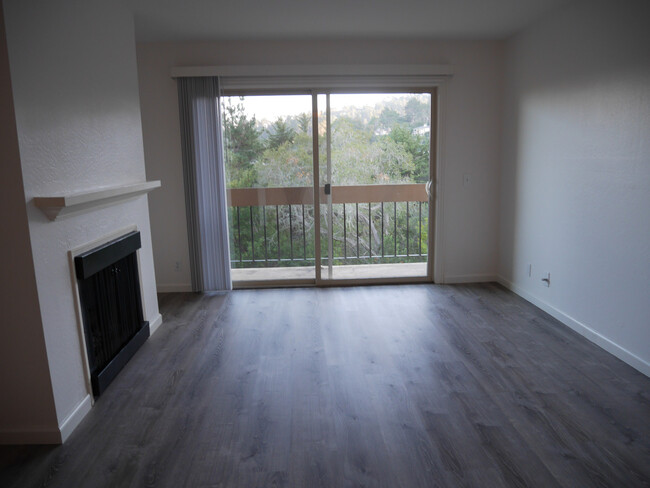 Building Photo - Golden Oaks Condo now available for rent!