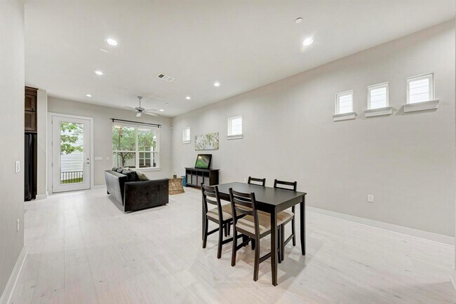 Building Photo - 3108 E 51st St