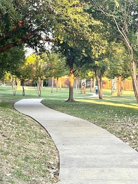 Building Photo - 11490 La Grange Dr