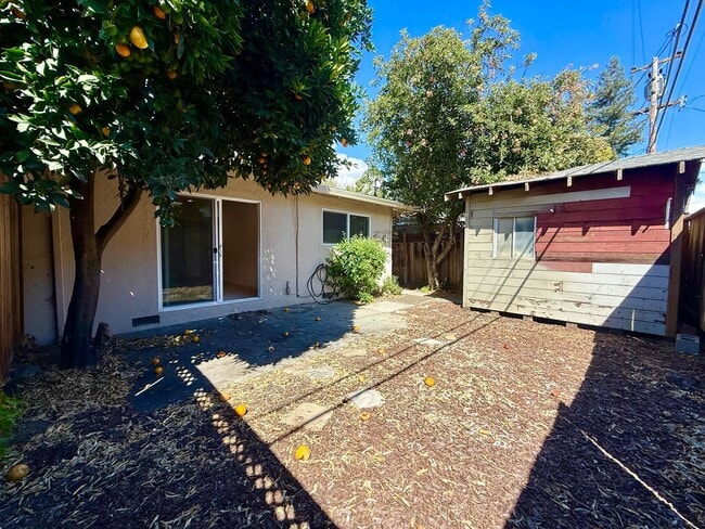 Building Photo - 4004-4006 Bismarck Dr