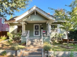 Building Photo - 2+ Bed / 1 Bath Charming House (with basement) in Sellwood