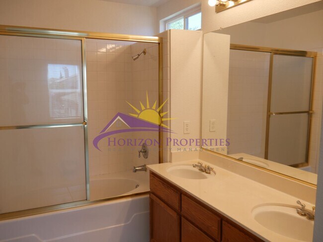 Building Photo - Two Story 4 Bed 3 Bath 1,863sqft Elk Grove Home in Laguna Park