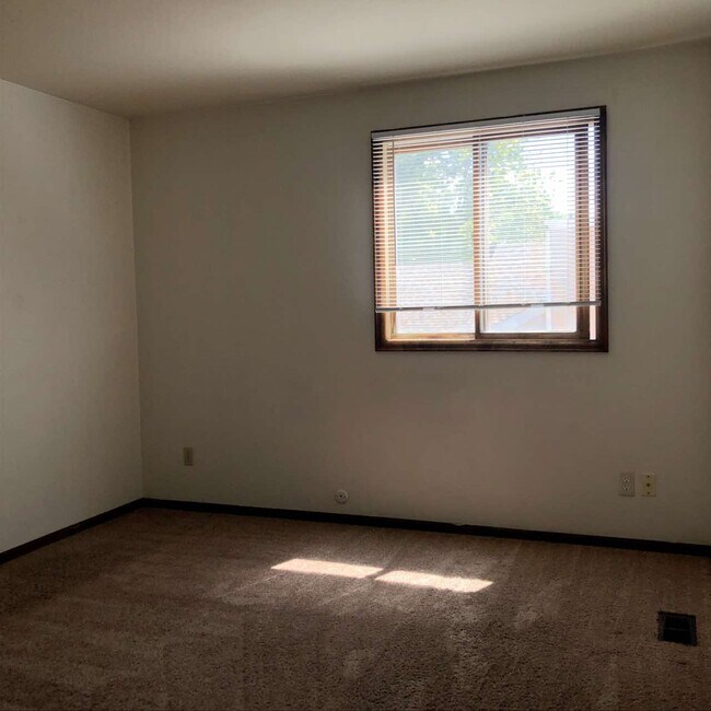 Building Photo - 725 Marigold Ln