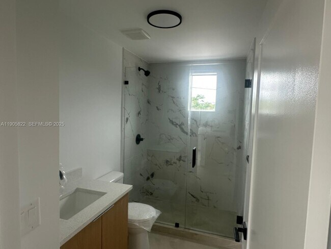 Building Photo - 5423 NE Miami Ct