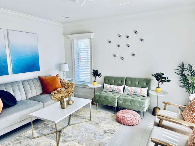 Building Photo - 1010 NE 8th Ave