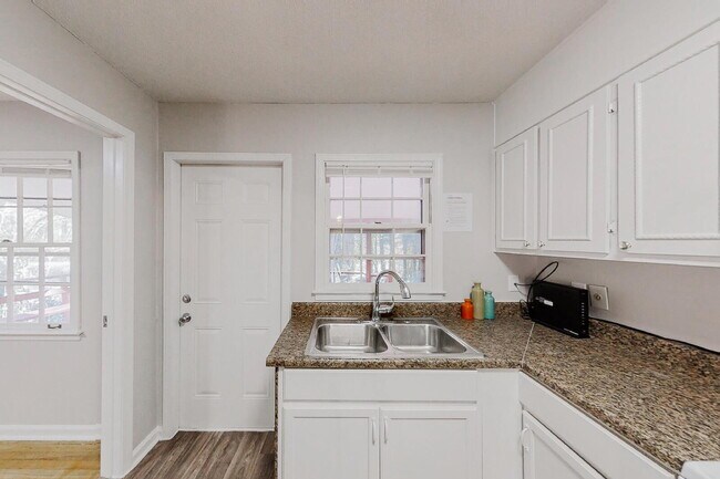 Building Photo - Morrow Home, a 3 mins drive to transit stop Mt Zion Blvd & E Meyer Dr